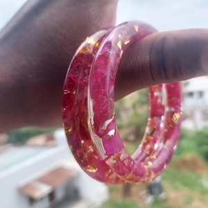 Brazalete de Resina Hecho a Mano por Exportador Indio, Ligero, Colorido y Moderno, Accesorio de Joyería Disponible para la Venta - Product Image 3