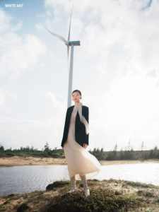 Chaquetas de mujer elegantes de gran venta con dos bolsillos delanteros de tela de algodón arrugado orgánico PERA BLAZER SIN CUELLO DE UNA SOLA BOTONADORA - Product Image 3