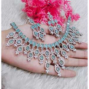 Ensemble de mariage en diamant taille émeraude vert menthe Kiara - Product Image 1