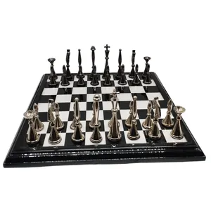 Jeu d'échecs en laiton avec planche en bois