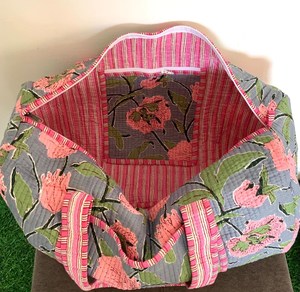 Bolsa de Viaje/Fin de Semana/Gimnasio/Yoga Acolchada de Algodón Estampado Floral Gris de Lujo, Hecha a Mano, de Alta Calidad y Ecológica para Uso Diario - Product Image 3