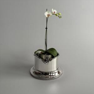 Elegante Maceta de Metal Plateado con Detalles Florales para Decoración del Hogar, Estilo de Mesa e Interiores de Primera Calidad, Venta al por Mayor desde India - Product Image 1