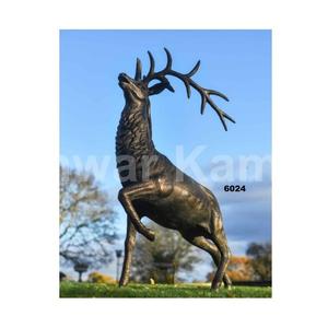 Sculpture de cerf de jardin en fonte robuste de haute qualité avec finition en or brossé pour décor de parc de patio de jardin de cour - Product Image 4