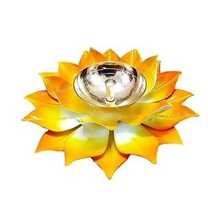 Meilleure vente pur laiton Lotus Design fer feuille Diya jaune couleur poudre enduit velours boîte-cadeau meilleure vente cadeau pour Diwali - Product Image 1