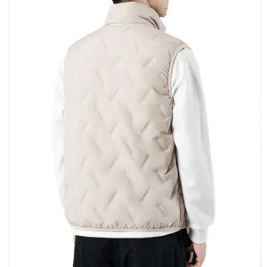 Gilets matelassés pour hommes sur mesure, conçus pour l'hiver, avec rembourrage doux et tissu résistant, assurant une chaleur confortable. - Product Image 4