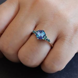 แหวนแต่งงานเงินแท้ 925 ทรงหกเหลี่ยมประดับอเล็กซานไดรต์ ดีไซน์คลาสสิกแบบหนามเตย ยี่ห้อ Shama Gems Jewels สีโรสโกลด์ รุ่นวินเทจ - Product Image 3