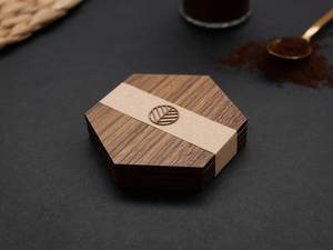 Ensemble de sous-verres hexagonaux classiques fabriqués à la main de qualité supérieure en bois de manguier noyer avec accent en résine Logo personnalisable pour une décoration de table élégante - Product Image 6