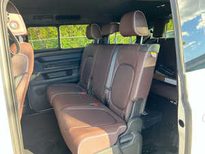 Sharp White 2024 Pro S RWD Électrique Volant à Gauche Cuir Chauffant Boîte Automatique Système de Navigation R17 Fourgonnette Légère 7 Places - Product Image 5