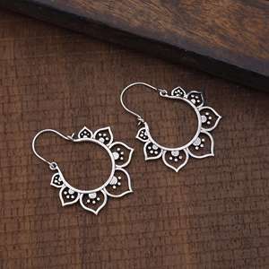 Pendientes de Aro Boho Únicos con Diseño de Loto, Pendientes Tribales de Latón para Mujer, Aros Florales Plateados, Joyería Boho con Loto para Venta al por Mayor OEM ODM - Product Image 2