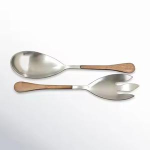 Ensemble de couverts en acier inoxydable pour salade, fourchette et cuillère, manche en bois, bord lisse, poli, écologique, passe au lave-vaisselle - Product Image 1