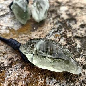 สร้อยคอแอเมทิสต์สีเขียวดิบธรรมชาติชุบทองจี้สีเขียวขนาดใหญ่ส่วนใหญ่ทำจากทองเหลืองเครื่องประดับหินธรรมชาติสำหรับผู้หญิงและผู้ชาย - Product Image 4