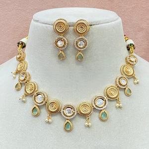 Conjunto de collar Kundan de moissanita chapada en oro con aspecto de piedras simples tradicionales, joyería India para fiesta de boda para mujer - Product Image 1