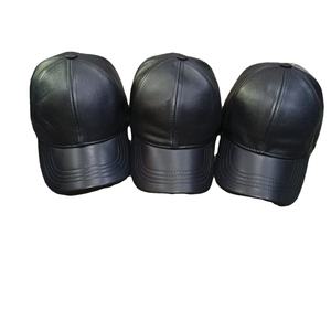 นี่คือหมวกเบสบอลหนังแท้สีดำ - Product Image 1