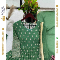 Presentación de traje Anarkali de color verde de seda pura de diseñador exclusivo fabricado por Royal Export en Surat Gujarat