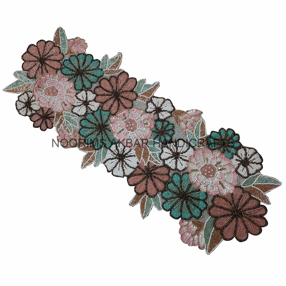 Chemin de table brodé à motifs floraux