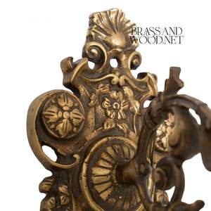 Applique murale antique en laiton massif avec plaque arrière ornée et bras incurvé avec abat-jour en verre vintage pour intérieurs classiques - Product Image 4