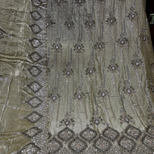 Tissu en soie orné de perles de qualité supérieure pour la confection de robes de mariage, sari, lehenga, dupatta, tenues décontractées et formelles, et tenues de soirée haute couture. - Product Image 4
