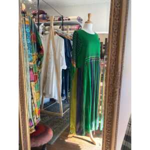 Robe en laine NILGIRI 02 – Style décontracté bohème, coupe trapèze, mode hiver, couleurs contrastées, boutons décoratifs ajourés, naturel et charmant - Product Image 1