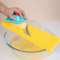 2-in-1 Handmatige Plastic Groentehakker Mandoline Snijder Ui Aardappel 2,5 mm Medium Julienne Gepatenteerde Handbeschermer Vaatwasmachinebestendig