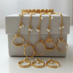 Ensemble de bijoux vintage pakistanais Polki avec des motifs dorés complexes, Maang Tikka rond, boucles d'oreilles Chandbali surdimensionnées et perles festonnées - Product Image 6