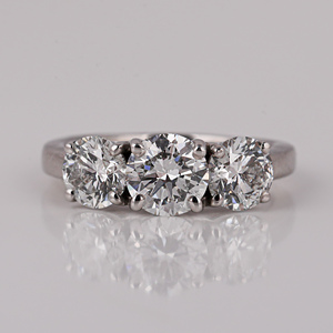 Bague de fiançailles personnalisée à trois pierres, diamant rond de laboratoire, argent sterling plaqué or, cadeau luxueux pour un anniversaire - Product Image 1