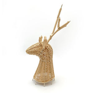 Des paniers en forme de cerf tissés à la main ornent l'ambiance chaleureuse de Noël. - Product Image 2