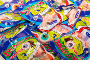 Bonbons halal Halloween 3D en forme d'oeil de confiture de fruits d'usine à l'intérieur d'un globe oculaire savoureux dans un sac d'emballage - Product Image 6