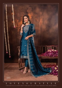 Conjunto de Kurti y Duppatta de Seda Premium con Bordado y Trabajo Manual para Mujer, para Fiestas y Bodas - Product Image 2
