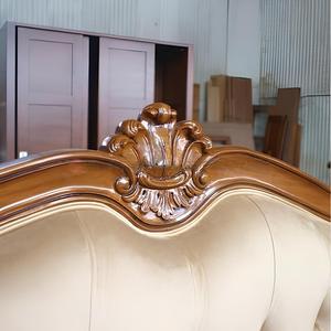 Cama de plataforma de madera tallada francesa con panel tapizado capitoné, estructura de cama suave, muebles de dormitorio personalizados para bodas - Product Image 2