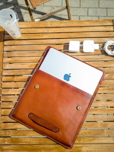 Maletín y Bolsa para Portátil de Cuero Genuino SAFFA de Alta Calidad con Cierre de Botones - Product Image 2