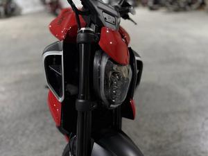 Motocicleta Deportiva Ducati Diavel V4 Roja de Alto Rendimiento, Modelo 2026, con Poco Kilometraje, Lista para Envío - Product Image 3