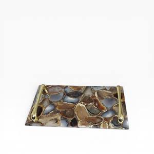 Plateau rectangulaire en agate naturelle de ton neutre avec des veines de cristal fluides et des poignées en or raffiné - Product Image 5