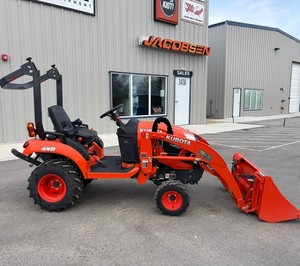 Compre un tractor compacto Kubota BX1880 4WD con cargador, diseñado para propietarios de viviendas, paisajistas y pequeños agricultores, disponible para la venta. - Product Image 2