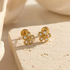 Boucles d'oreilles en or 14 carats avec diamant taille princesse et perle pour mariage et fiançailles - Product Image 2