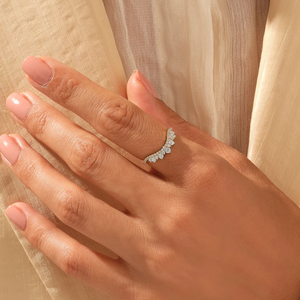 Anillo de Boda Curvo de Diamante Cultivado en Laboratorio de Diseño Premium Vintage, Joyería Unisex con Certificación, Engaste de Puntas - Product Image 5