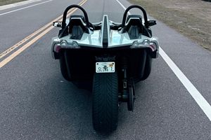 SlingshotS 2022, boîte manuelle 5 vitesses, 178 ch, 4 cylindres, gris fantôme - Product Image 3