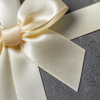 Boîte cadeau de luxe bicolore gris anthracite et blanc, avec nœud en satin crème, en carton rigide texturé lin, étui personnalisé pour boutique