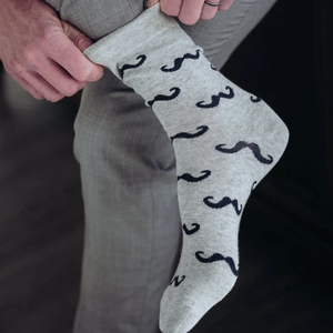 Chaussettes pour hommes à motifs de moustaches en gros, chaussettes en coton pour robe de mariage, couleur et taille personnalisées, usine au Vietnam, commande en gros - Product Image 5