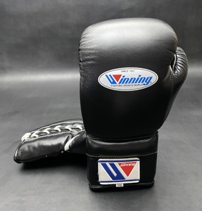 Gants de boxe et d'arts martiaux professionnels de haute qualité personnalisables, en cuir véritable, à lacets noirs, séchage rapide, respirants, avec fermeture à boucle et crochet - Product Image 6