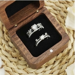 Boîte à bagues en bois d'acacia avec intérieur en velours noir pour le rangement de bijoux - Product Image 2