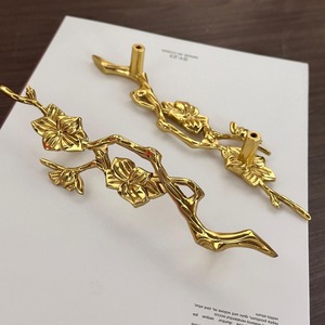 Quincaillerie décorative élégante de luxe en métal doré avec poignée en métal doré pour meubles de maison, armoires et portes d'Inde - Product Image 3