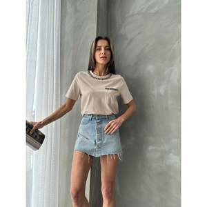 T-shirts pour femmes Topshow avec détails en strass, produit en gros - Product Image 3