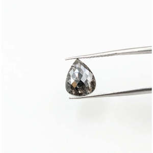Diamant naturel pour la fabrication de bijoux, taille sel et poivre, 8,6 x 10,6 mm, forme goutte d'eau et poire, clarté VS2 avec certificat IGI - Product Image 1
