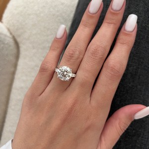 Bague à trois pierres en diamant cultivé en laboratoire rond de 5 carats E VVS2, or blanc 18 carats, bague de fiançailles classique à trois pierres, certifiée IGI - Product Image 2