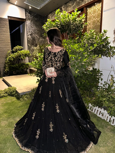 ชุดอนาร์กาลีสีดำล้วนพร้อมผ้าคลุมไหล่ ประดับด้วยงานปักมือ เสื้อผ้าอินเดียและปากีสถาน - Product Image 2