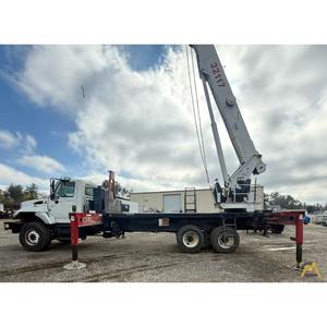 Grue à flèche Elliott 32117R d'occasion sur camion International, capacité de charge de 25 tonnes pour l'industrie de la construction - Product Image 1