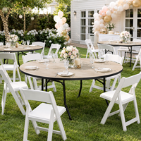 Table ronde pliante en plastique blanc disponible pour les événements en plein air, les mariages décontractés, les banquets et les fêtes