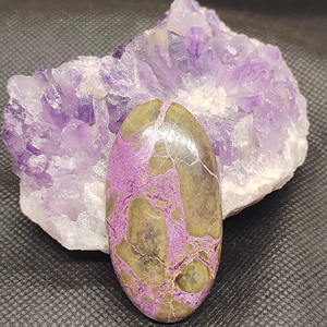 อัญมณี UDGEMS รุ่น 502 สีม่วงธรรมชาติ พูร์เพอร์ไรต์ ทรงหลังเบี้ย ยอดนิยมสำหรับทำเครื่องประดับ ขายส่ง ขั้นต่ำ 100 กรัม - Product Image 1