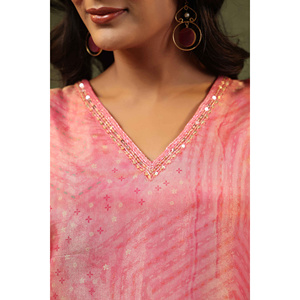 Conjunto de Kurta, Pantalón y Dupatta Color Rosa para Mujer, Marca Muneer Gulzar - Product Image 3