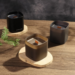 Candela Profumata di Lusso in Cera di Soia con Stoppino in Legno, Vetro Opaco Quadrato, per Negozi di Regali - Product Image 1